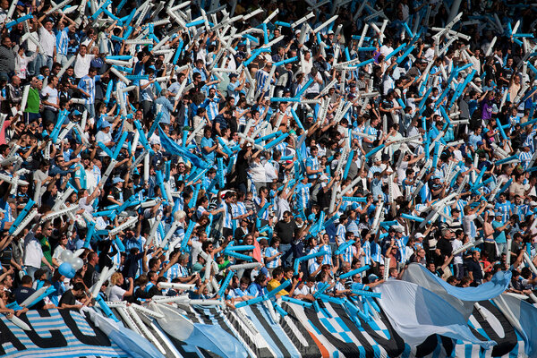 БУЭНОС-АЙРЕС, АРГЕНТИНА - 13 июля 2014 года: Футбольные болельщики на стадионе
