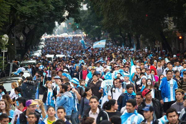 BUENOS AIRES, ARGENTINA - 13 DE JULIO DE 2014: Los aficionados al fútbol en el stre — Foto de Stock