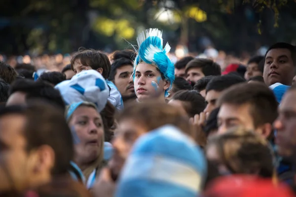 BUENOS AIRES, ARGENTINA - 13 DE JULIO DE 2014: Los aficionados al fútbol en el stre — Foto de Stock