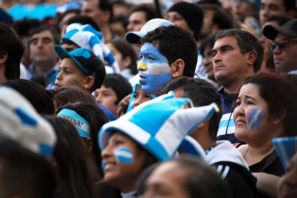 BUENOS AIRES, ARGENTINA - JULHO 13, 2014: Os fãs de futebol no stre — Fotografia de Stock