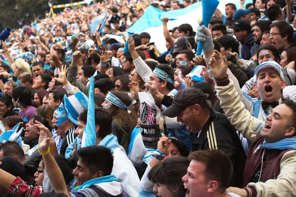 BUENOS AIRES, ARGENTINA - JULHO 13, 2014: Os fãs de futebol no stre — Fotografia de Stock