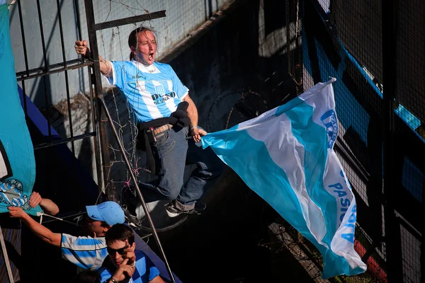 BUENOS AIRES, ARGENTINA - JULY 13, 2014: Soccer fans on the stre — Stock Photo, Image