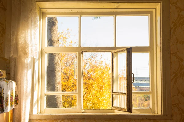 Открытое окно в осенней деревне — стоковое фото