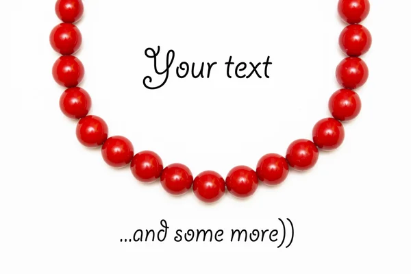 Perles corail rouge, demi-cercle sur fond blanc — Photo