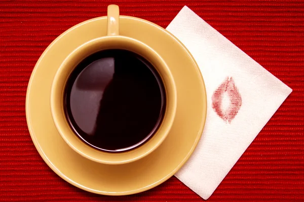Läppstift kyss med kopp kaffe — Stockfoto