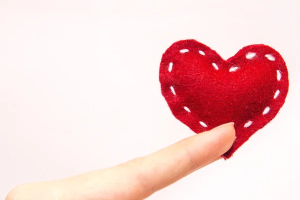 Červené srdce v prstech — Stock fotografie