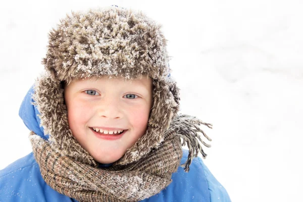 Niño en invierno —  Fotos de Stock