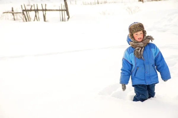 Niño en invierno —  Fotos de Stock