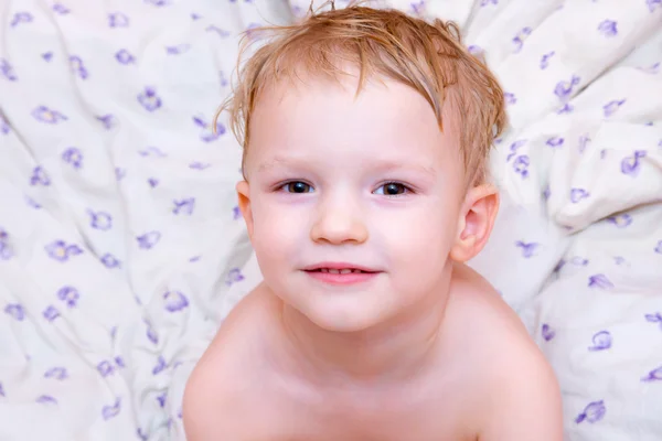 Bambino sorridente dopo il bagno — Foto Stock