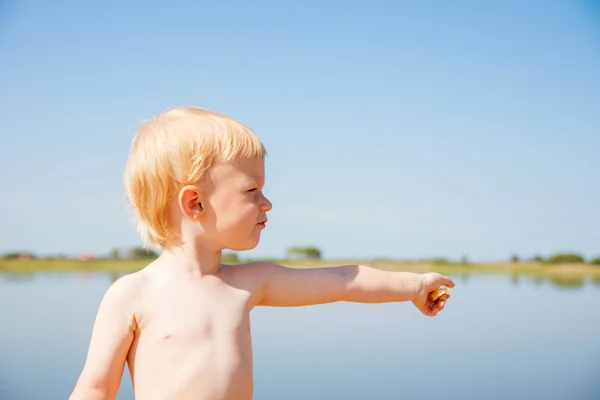 Bambino sulla riva del fiume — Foto Stock