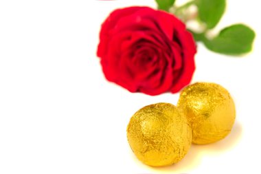 şeker ve kırmızı gül