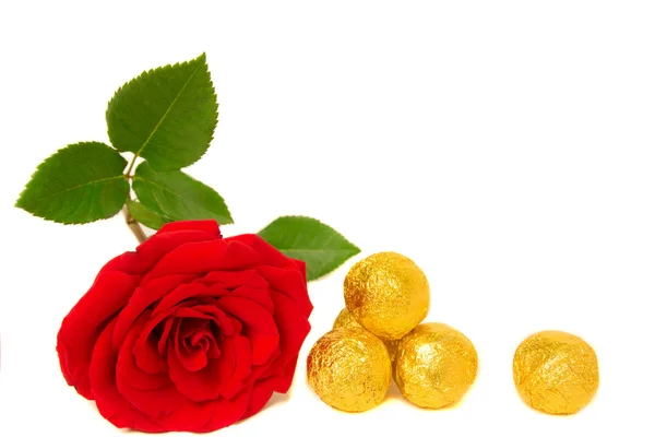 Bonbons und rote Rose — Stockfoto