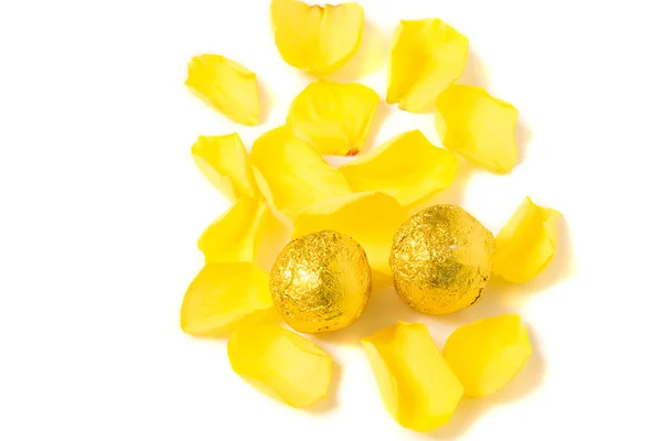 Candies and yellow petals — Stock Photo, Image