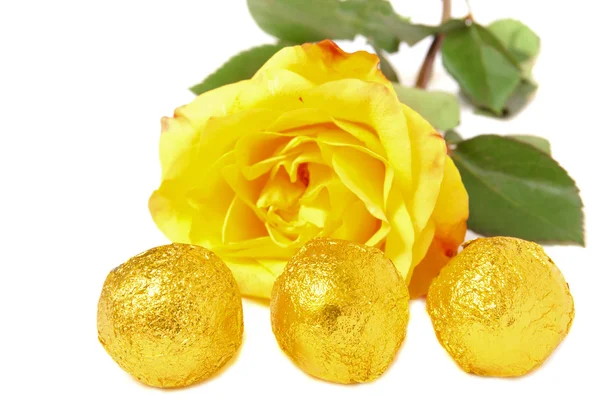 Καραμέλες και κίτρινο τριαντάφυλλο — Φωτογραφία Αρχείου