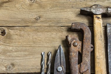 Ahşap arkaplanda eski araçlar