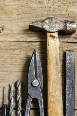 Ahşap arkaplanda eski araçlar