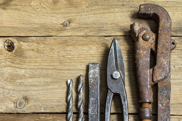 Ahşap arkaplanda eski araçlar