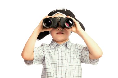 korsan şapkası dürbün içinde bakarak çocuğun