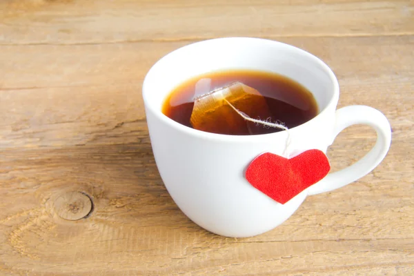 Tazza di tè con cuore rosso — Foto Stock