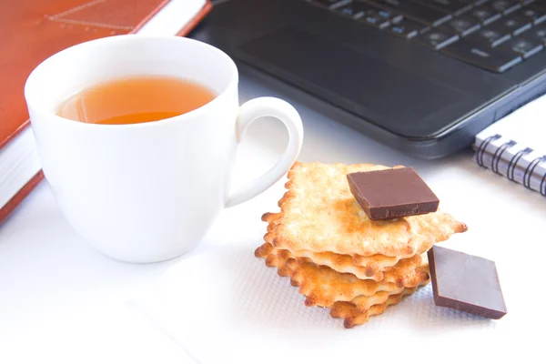 Te (snabbt mellanmål) i office — Stockfoto