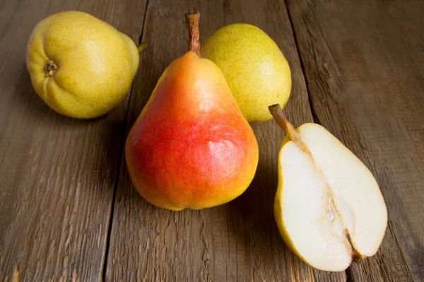 Peren op houten tafel — Stockfoto