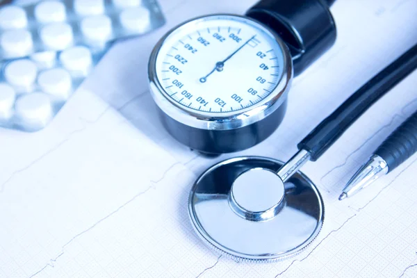 Estetoscopio, monitor de presión arterial, pastillas — Foto de Stock