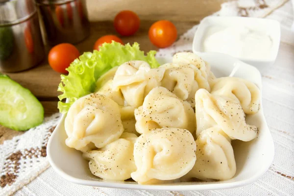 Dumplings (pelmeni) in bowl — Stock Photo, Image