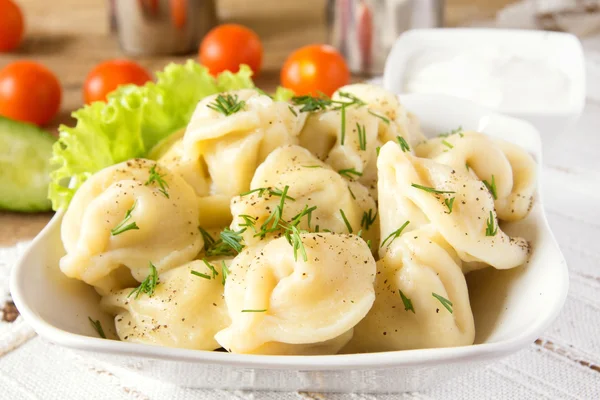 Knoedels (Russische pelmeni) — Stockfoto