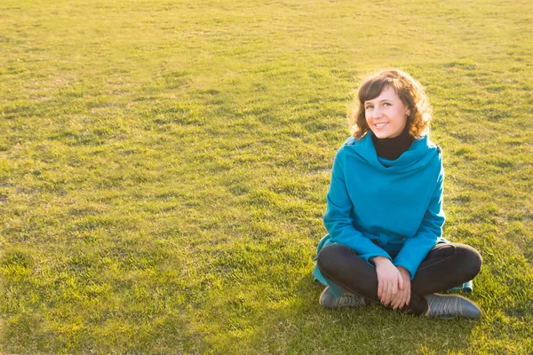 Женщина на зеленой траве — стоковое фото