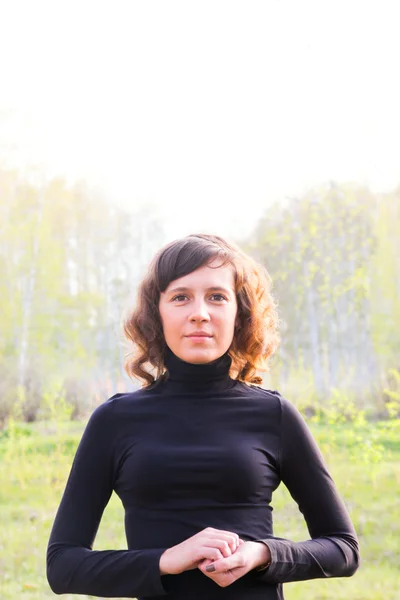 Femme dans la forêt de printemps — Photo