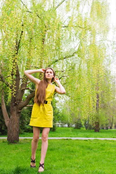 Mujer en Spring park —  Fotos de Stock