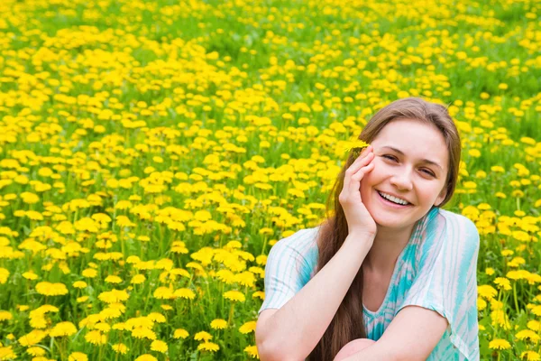 Счастливая женщина в летнем парке — стоковое фото