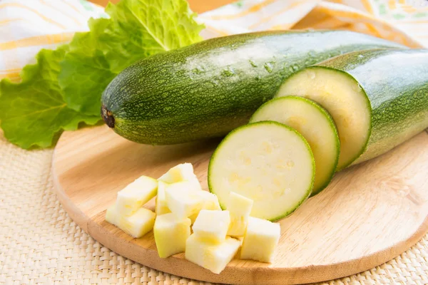 Zucchine tagliate a fette, tritate e intere — Foto Stock