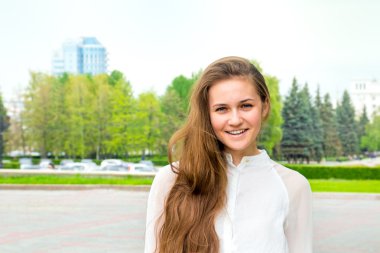 Güzel, gülümseyen kadın