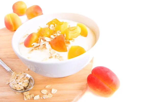 Verse yoghurt met abrikozen en granen — Stockfoto