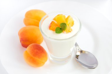 Kayısı ile taze yoğurt