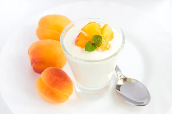 Yogurt fresco con albicocche — Foto Stock