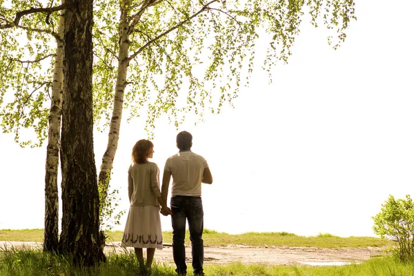 Pareja feliz bajo el árbol — Foto de Stock