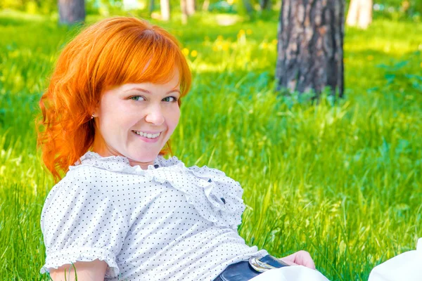 Mulher feliz na grama verde — Fotografia de Stock