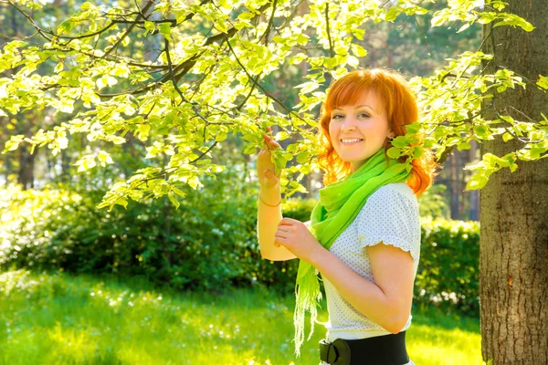 Belle femme en plein air — Photo