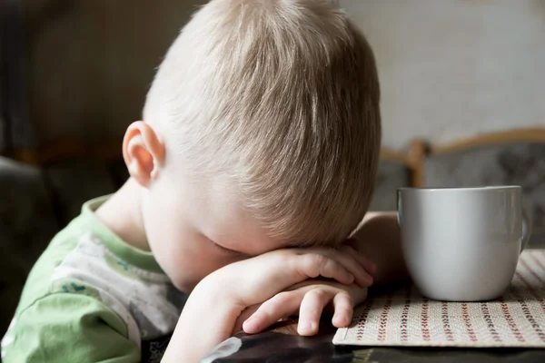 Triste bambino stanco — Foto Stock