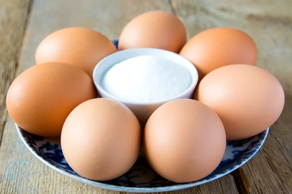 鸡蛋和盐 — 图库照片
