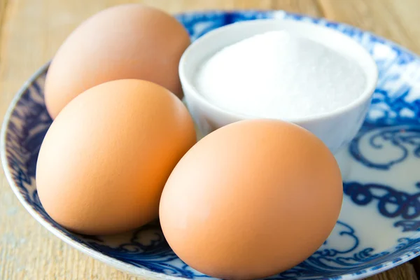 鸡蛋和盐 — 图库照片