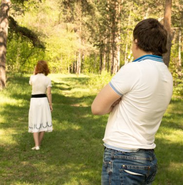 vrouw in jurk nemen zonnen dromen