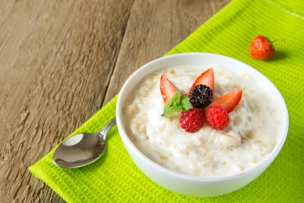 Oatmeal porridge with berries — Stock Photo, Image