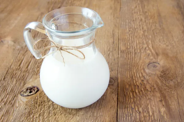 Milch auf Holztisch — Stockfoto