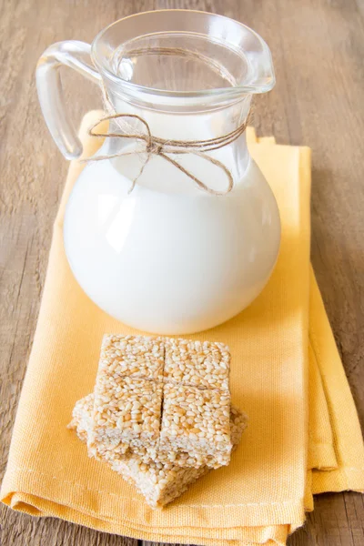 Milch und Sesam — Stockfoto