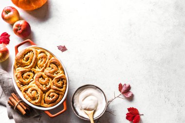 Sonbahar balkabağı elmalı tarçınlı rulo ve organik balkabağı ve elmalı beyaz arka plan, üst manzara, kopyalama alanı. Mevsimlik sonbahar ev yapımı hamur işi - kahvaltı için tarçınlı.