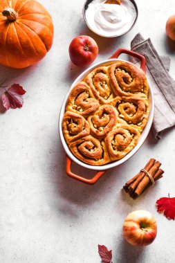 Sonbahar balkabağı elmalı tarçınlı rulo ve organik balkabağı ve elmalı beyaz arka plan, üst manzara, kopyalama alanı. Mevsimlik sonbahar ev yapımı hamur işi - kahvaltı için tarçınlı.