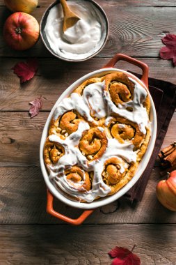 Balkabağı elmalı tarçınlı rulo ve organik balkabağı ve elmalar kapanıyor. Mevsimlik sonbahar ev yapımı hamur işi - kahvaltı için tarçınlı.